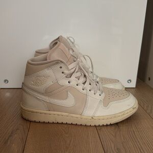 AIR JORDAN 1 Mid Sneaker